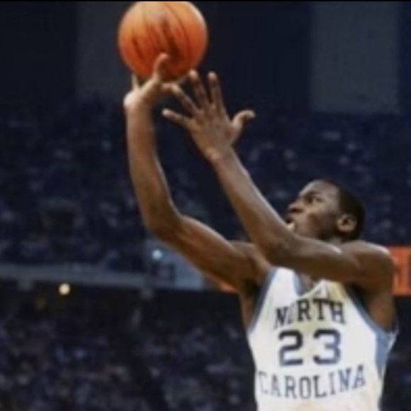 MICHAEL JORDAN 1982 UNC WINNING SHOT AGAINST GEORGETOWN 8.5x11 GLOSSY POSTER! - Picture 4 of 5